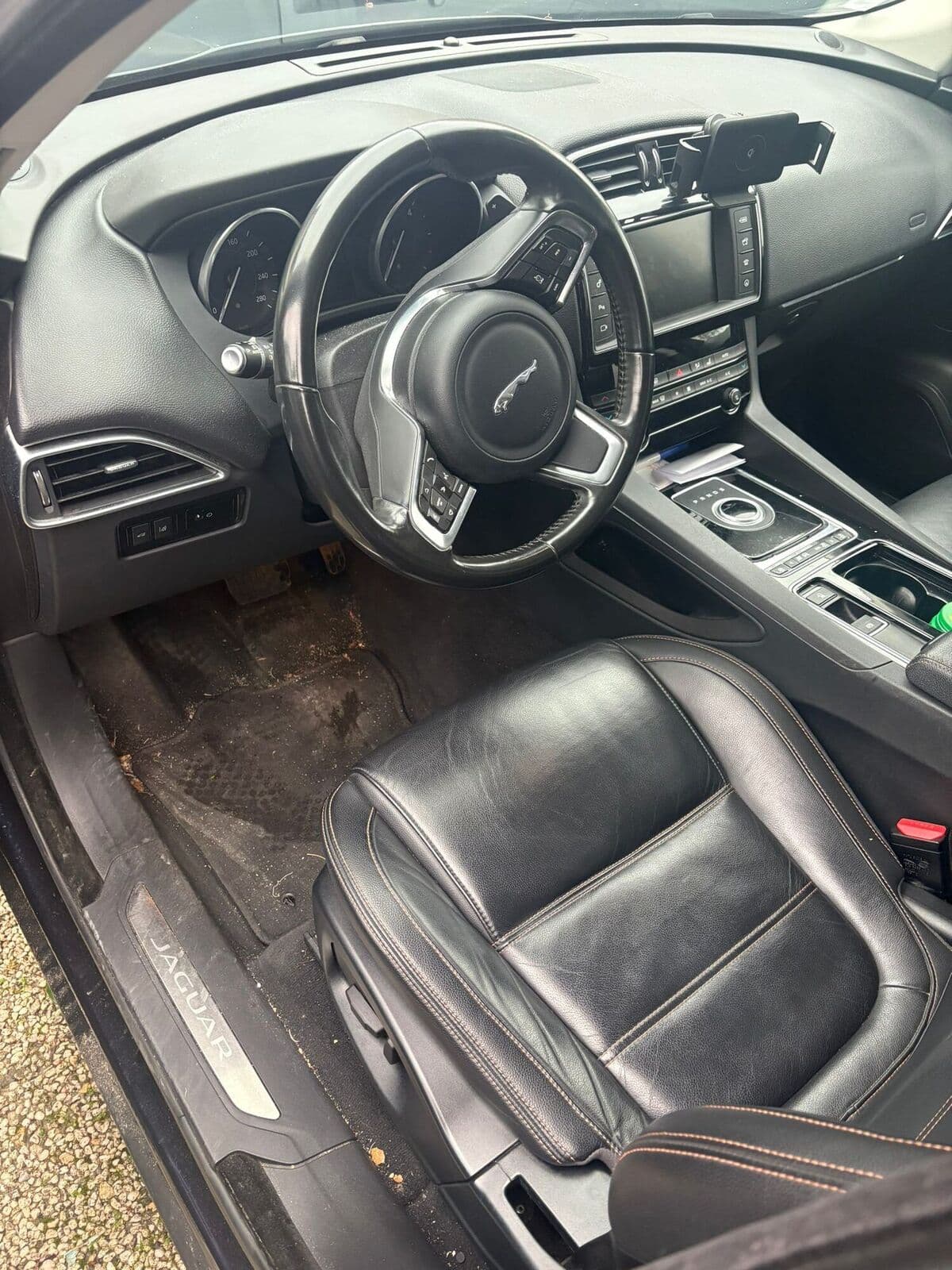 Intérieur véhicule avant nettoyage detailing Satuclean