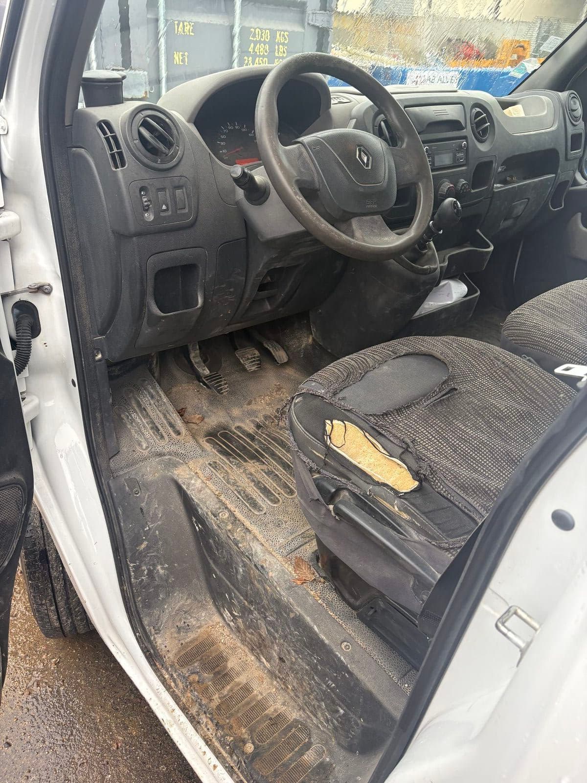 Intérieur véhicule avant nettoyage detailing Satuclean